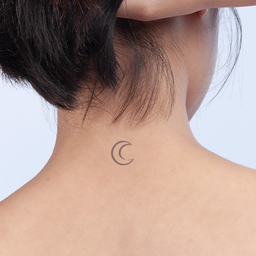 H&igrave;nh xăm mặt trăng nhỏ tr&ecirc;n g&aacute;y của một người, nền t&oacute;c ngắn.