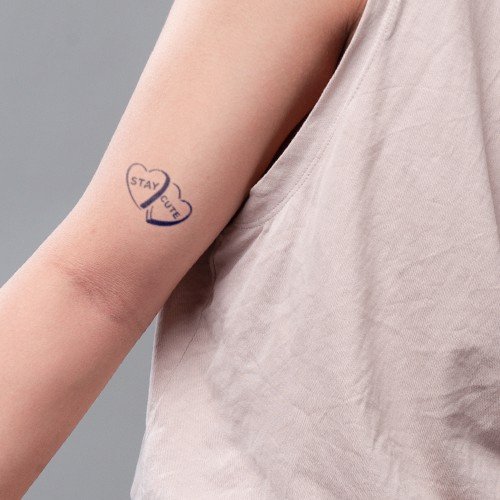 cach-tu-xam-hinh-don-gian-2_22042582942d4587ab9164b5ff5c89ae_grande Cánh tay người với hình xăm tạm thời hình hai trái tim lồng nhau có chữ "Stay Cute".