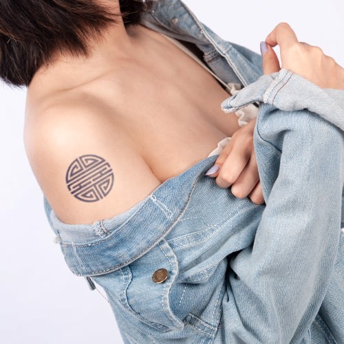 hinh-xam-don-gian-dep-18-min_24a57b6b97b043db984446831b419c34_grande Người mặc áo khoác denim hở vai, có hình xăm tròn độc đáo trên vai trái.