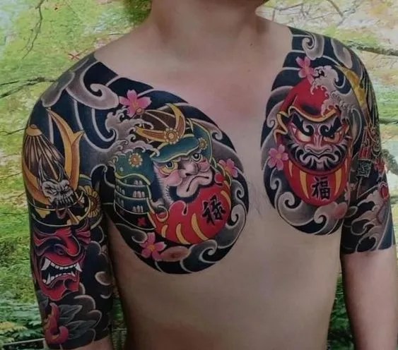093102ee0e6573c96057b9b290dae127 Người có hình xăm lớn trên ngực và vai, với các hình ảnh samurai và mặt nạ truyền thống Nhật Bản.