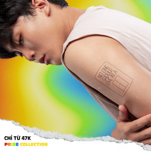 Người mặc áo không tay với hình xăm chữ trên cánh tay, nền cầu vồng, chữ "Chỉ từ 47k Pride Collection".