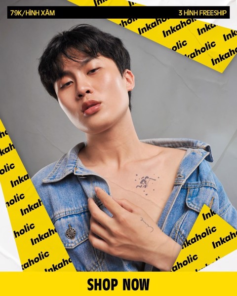 Người mẫu mặc áo khoác jean hở, để lộ hình xăm trên ngực, xung quanh có chữ và thông tin khuyến mãi.