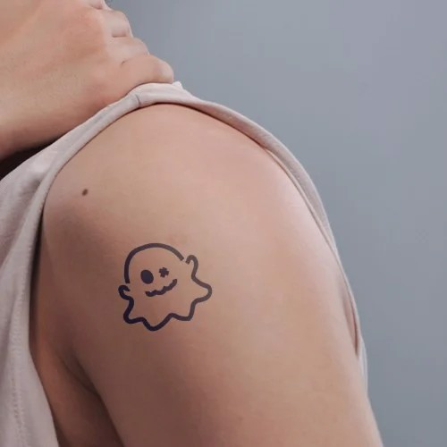 Hình xăm nhỏ hình ma trên vai người mặc áo sát nách.