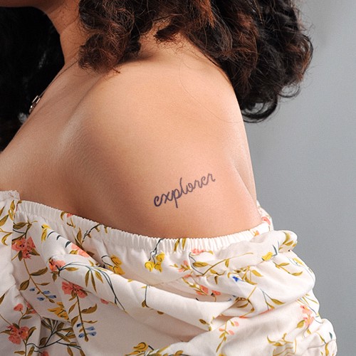Vai người mặc áo hoa, có hình xăm chữ "explorer" trên da.