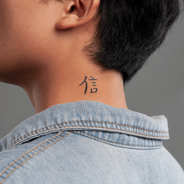 Người mặc áo denim, cổ có hình xăm chữ Hán.