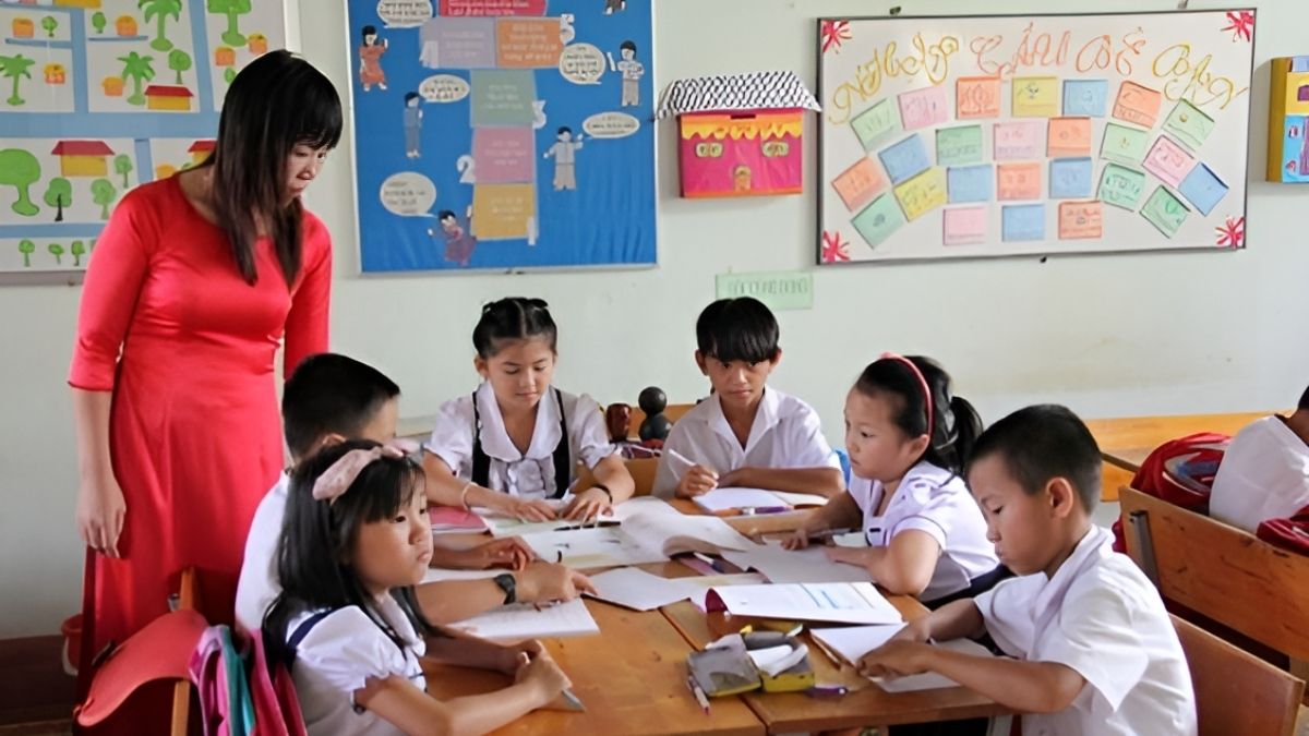anh-lop-hoc-16 Hình ảnh lớp học cấp 1 vui vẻ