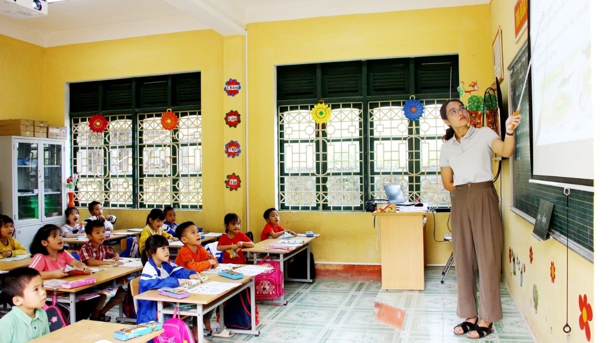 anh-lop-hoc-19 Hình ảnh lớp học cấp 1 vui vẻ