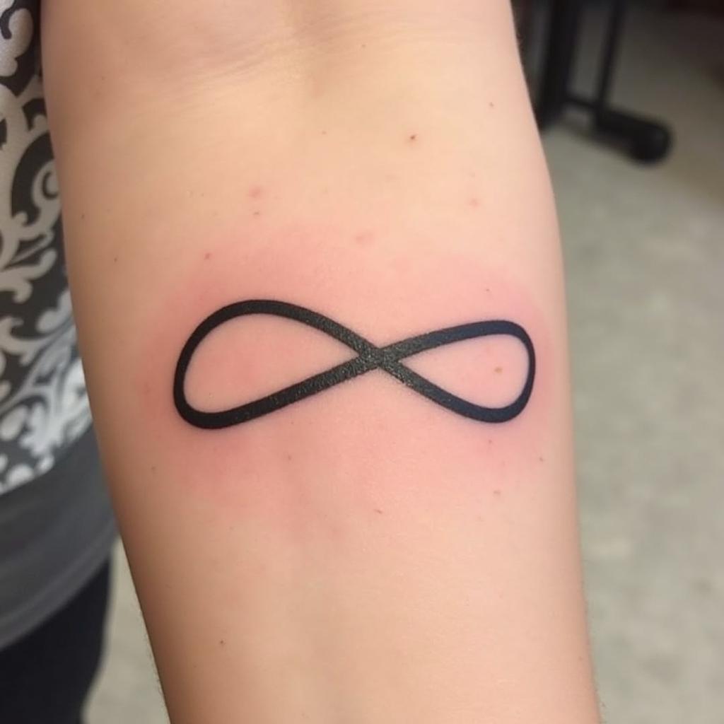 Hình xăm biểu tượng vô cực tượng trưng cho sự vĩnh cửu, không giới hạn và tái sinh