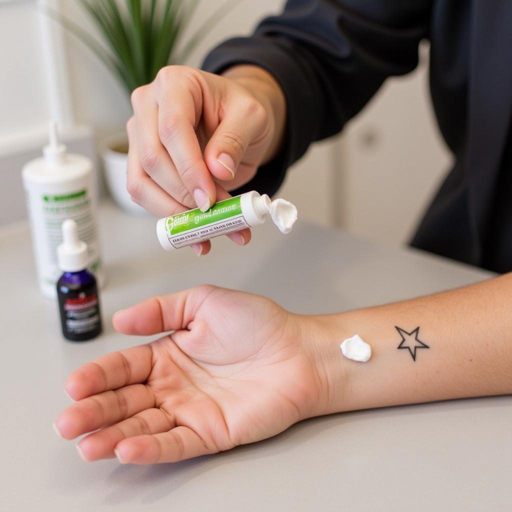 Hướng dẫn chăm sóc da sau khi xăm hình ngôi sao ở cổ tay, bôi kem dưỡng ẩm, giữ vệ sinh, bảo vệ da khỏi ánh nắng