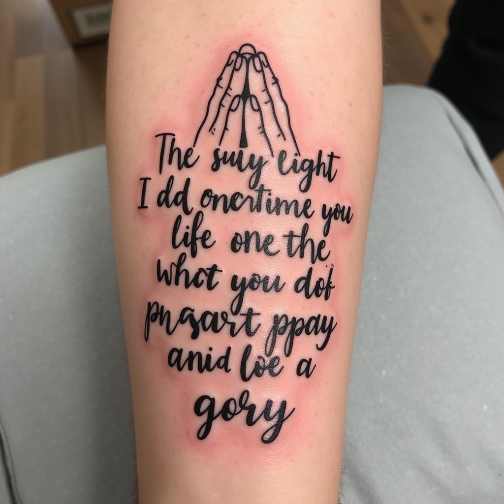 Hình xăm chắp tay chữ phong cách thư pháp mềm mại và uyển chuyển nghệ thuật